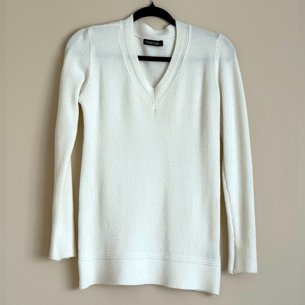 MOTIVE V-NECK LONG SLEEVE WHITE SWEATER SZ.S